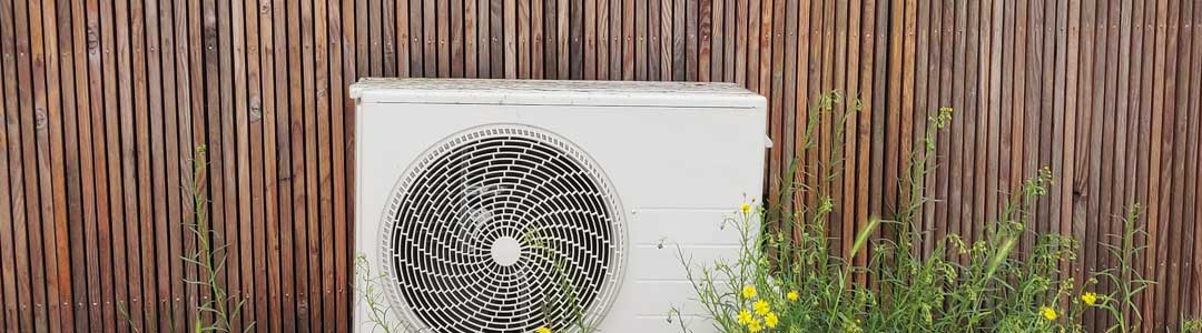 Luft til luft udedel på facade af sommerhus